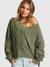 Свитер свободного кроя (Oversized) с вязкой «косы» (Cable Knit) и V-образным вырезом (V-Neck)