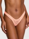 Кружевные трусики-стринги (Thong Panty) ультра-мини (Ultra-Mini) с вырезом «замочная скважина» (Keyhole) и глубоким вырезом (Scoop)