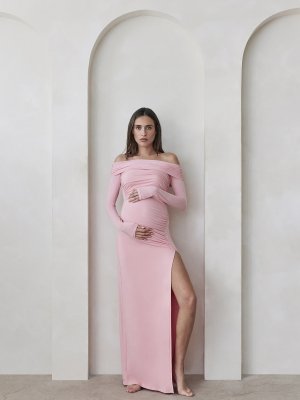 Вечернее платье с открытыми плечами