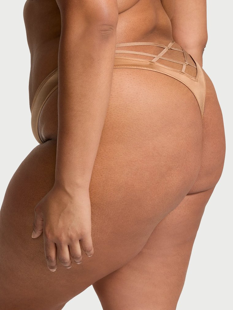 Гладкие трусики-стринги (Thong Panty) с ремешками на спине и высоким вырезом ног