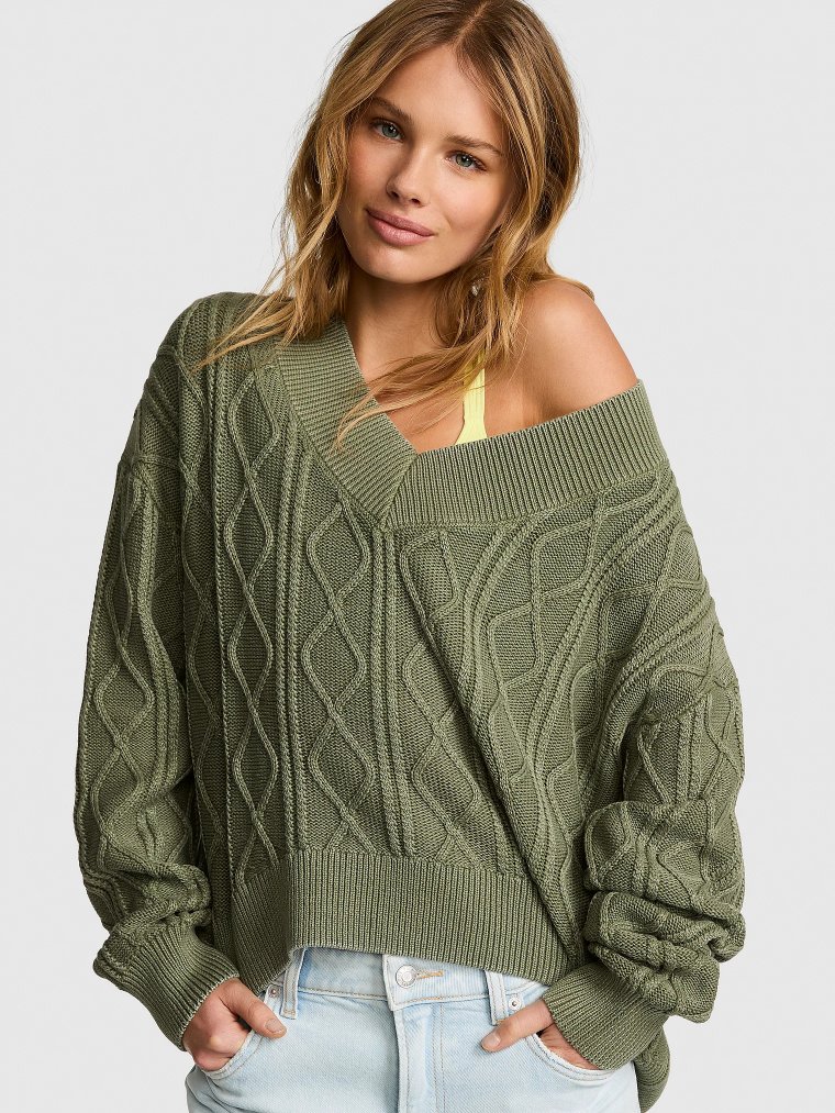 Свитер свободного кроя (Oversized) с вязкой «косы» (Cable Knit) и V-образным вырезом (V-Neck)