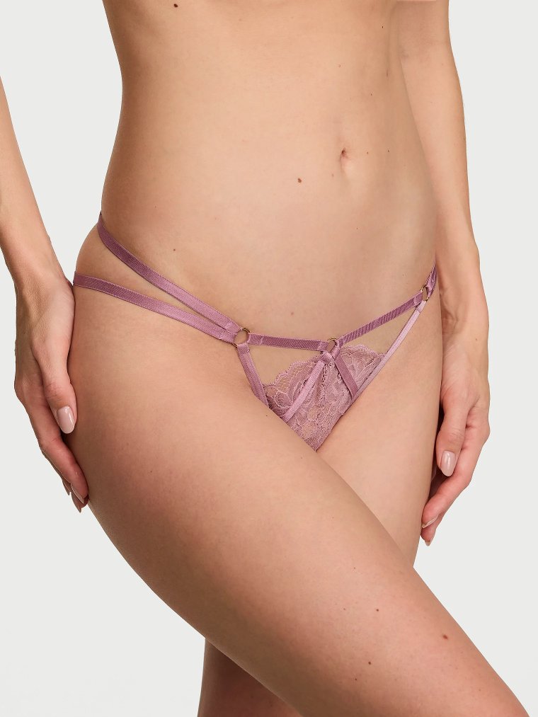 Кружевные стринги (Thong) со стрепами (Strappy), металлическим декором (Hardware) и откровенным дизайном (Peekaboo)