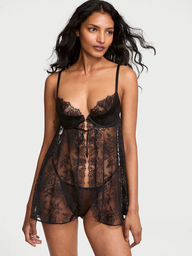 Комплект из бэбидолла (babydoll) с розовым кружевом, глубоким вырезом и эффектом пуш-ап (push-up)