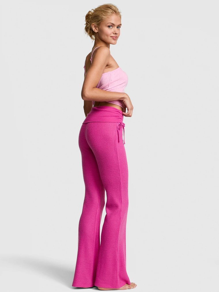 Расклешённые брюки с отворачиваемым поясом из вафельного полотна (Waﬄe Knit Foldover Flare Pants)