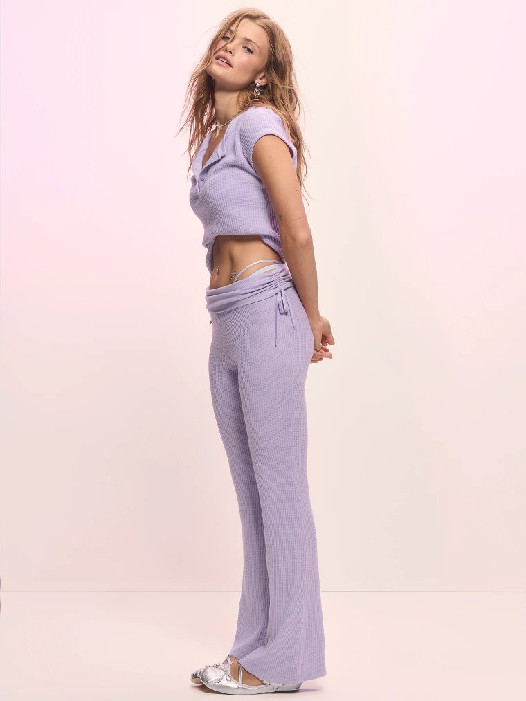 Расклешённые брюки с отворачиваемым поясом из вафельного полотна (Waﬄe Knit Foldover Flare Pants)