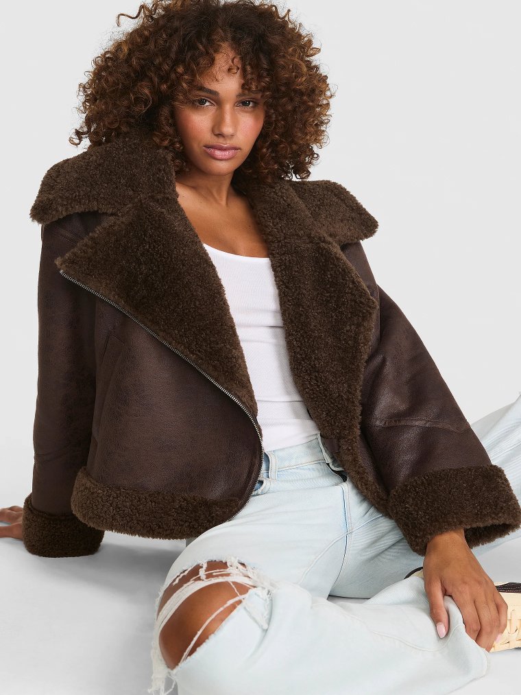 Сверхсвободная (Oversized) укороченная мото-куртка с искусственной овчиной (Shearling)